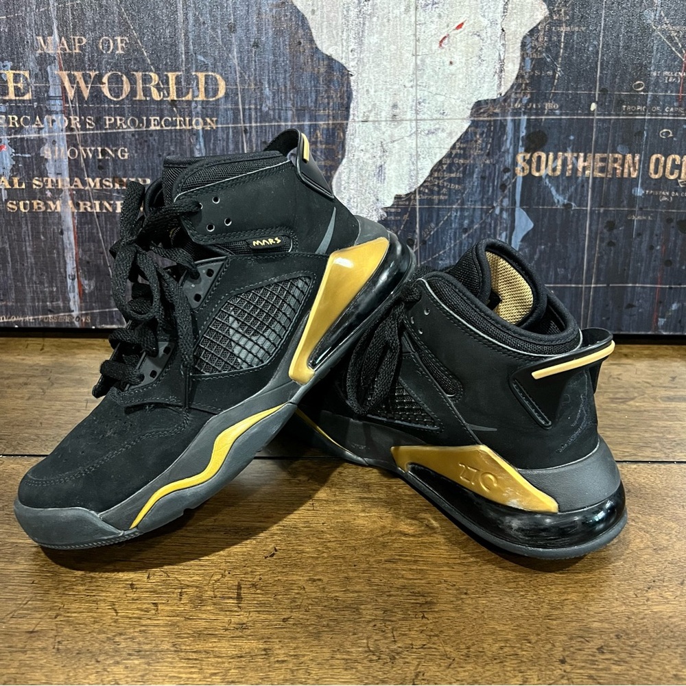 Jordan Mars 270 black/gold